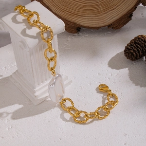 Bracciale a catena ritorta dorata con una grande perla barocca bianca e chiusura a moschettone