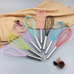 8er-Set bunte Silikon-Schneebesen mit Edelstahlgriffen auf grauem Hintergrund