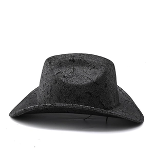 Dettaglio ravvicinato della trama screpolata retrò e della finitura invecchiata sul cappello