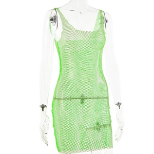Détails du tissu en maille verte avec des strass brillants sur cette robe courte