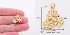 Gros plan du pendentif marguerite en émail blanc avec dimensions et poids indiqués