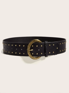 Détail d'une ceinture en cuir noir avec double rangée de clous en laiton et boucle ronde