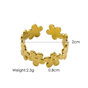 Detail of golden five-petal flower open ring with dimensions 2cm and 2.3g weight