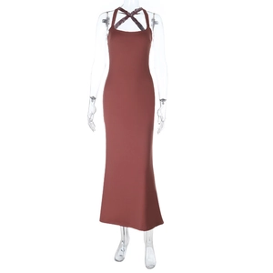 Détail des bretelles croisées et du dos nu sur une robe longue dos nu de couleur rouille