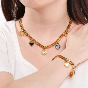 Détail d'un ensemble de chaînes cubaines plaqué or 18K avec pendentifs en forme de cœur