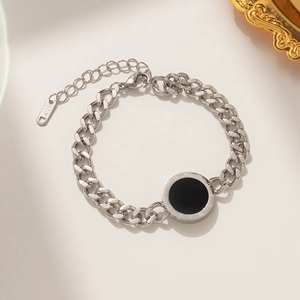 Bracelet gourmette élégant en acier titane avec charme noir à chiffres romains et fermoir