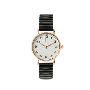 Détail de la montre à quartz rose doré, cadran blanc et bracelet plissé noir
