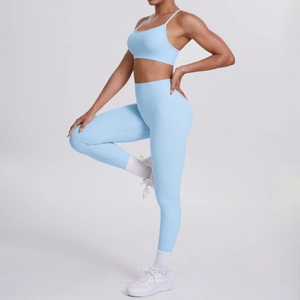 Detail eines hellblauen Yoga-Sets mit gekreuztem Rücken, schmalen Trägern und Leggings