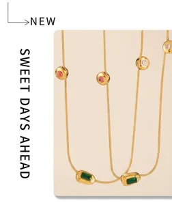 Dettaglio della collana a catena serpente placcata oro 18k con pendenti in vetro colorato