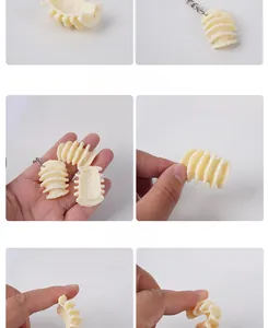 Dettaglio dell'accessorio pasta ondulata crema con consistenza flessibile e portachiavi in metallo