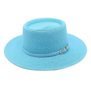 Dettaglio del cappello di paglia blu brillante con cima piatta e cinturino coordinato