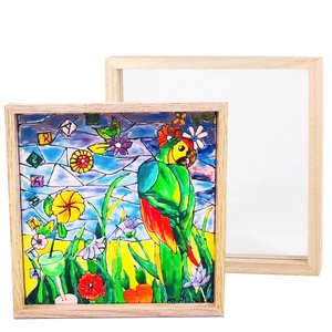 Marcos de madera DIY con arte de mosaico de loros coloridos sobre fondo blanco
