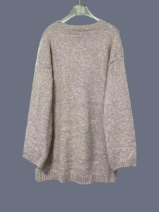 Detalle del suéter oversize de punto topo con puños acanalados y cuello redondo