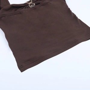 Detail eines dunkelbraunen Strickoberteils mit Metallschnalle und präzisen Flachnähten
