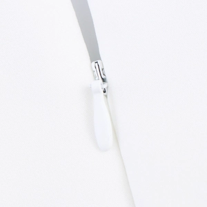 Elegante abito bianco stile Hepburn con scollo a V e dettaglio cerniera nascosta
