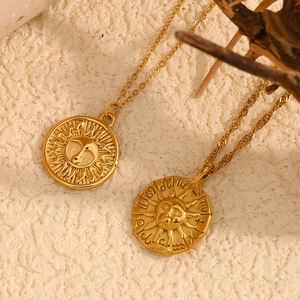 Collier vintage doré avec pendentif soleil en 3D et symboles de l'astrologie gravés