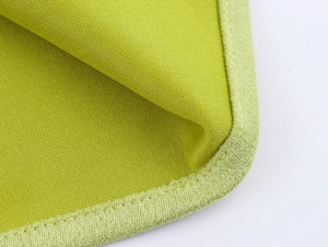 Detaillierte Makroansicht der grünen Wildleder-Stricktextur mit sauberen Saumnähten