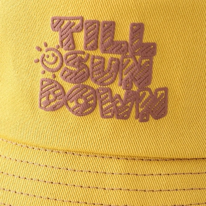 Detailaufnahme des Kinder Sonnenhutes aus Baumwolle mit Till Sun Down Stickerei