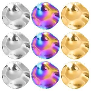 Vue macro de breloques rondes martelées en argent, arc-en-ciel et placage sous vide or