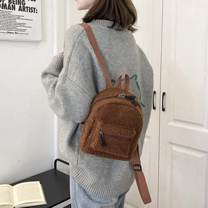 Mini-Rucksack für Damen aus braunem Fleece mit Fronttasche und verstellbaren Trägern
