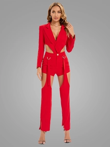Dettaglio della tutina blazer rossa con ritagli in vita e accenti di anelli metallici