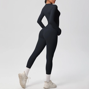 Dettaglio del set yoga nero ad asciugatura rapida con vestibilità slim e leggings sportivi