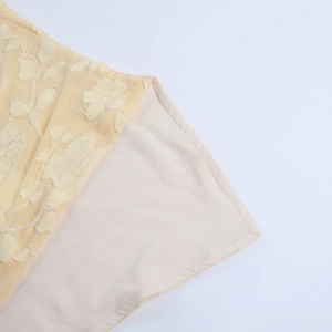 Dettaglio del tessuto jacquard floreale color crema con fodera interna senza cuciture
