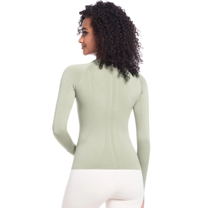 Dettaglio maglia da yoga senza cuciture a maniche lunghe con maniche raglan e trama sul retro
