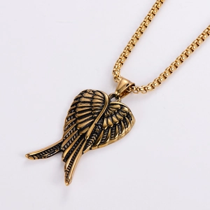 Vue détaillée du pendentif aile d'ange punk rétro en or avec texture de métal vieilli
