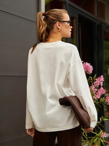 Vue arrière du t-shirt blanc oversize à manches longues en coton avec une coupe ample