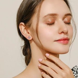 Eleganter S925 Silber Blumenstecker mit Opal-Inlay am Ohr eines weiblichen Models
