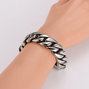 Herren Cuban-Gliederkettenarmband aus Edelstahl in Silber-Optik am Handgelenk