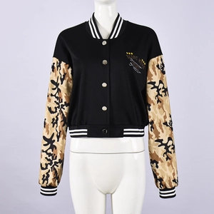 Dettaglio della giacca varsity con maniche mimetiche e ricamo Being Move frontale