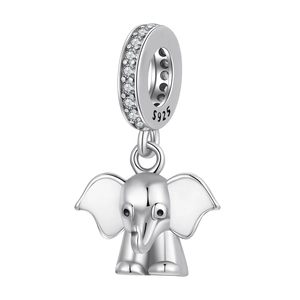 Vista macro dettagliata di un ciondolo a forma di elefante in argento con cauzione di zirconi