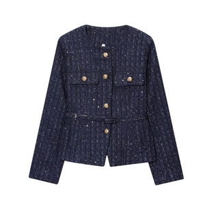 Dunkelblaue Tweed-Jacke mit funkelnden Pailletten, Goldknöpfen und passendem Gürteldetail