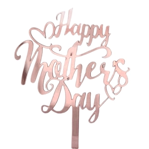 Détail macro du cake topper Happy Mother's Day en acrylique or rose avec cœur