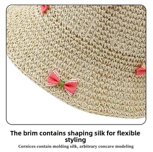 Détail d'un chapeau de paille avec nœuds rayés roses et bordure filaire malléable