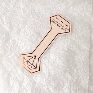 Primer plano de tarjeta para coleteros con diseño de diamante y elegante texto en dorado