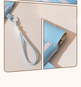 Detail der Kosmetiktasche aus Leder mit Metall-Clipverschluss und praktischer Handschlaufe