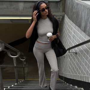 Completo street style con crop top grigio in maglia a coste e pantaloni a zampa