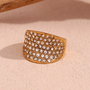 Bague large polie plaquée or 18 carats avec cristaux étincelants en micro-pavé