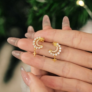 Élégantes boucles d'oreilles lune et étoile en argent S925 avec cristaux brillants