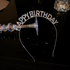 Detailaufnahme von Happy Birthday Haarreif mit Silberlegierung und Strasssteinen