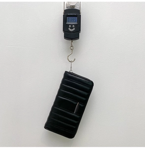 Dettaglio del portafoglio nero leggero che pesa 95g su bilancia digitale