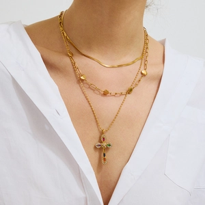 Detailansicht der dreilagigen Goldkette mit einem bunten Edelstein-Kreuzanhänger