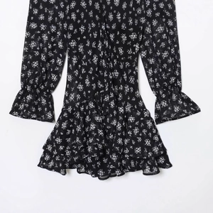 Mini-jurk met bloemenprint, lange mouwen, gelaagde ruchesrok en verfijnde details
