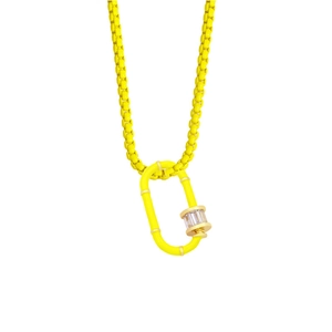 Dettaglio della collana con ciondolo a moschettone giallo con cristallo e catena a scatola