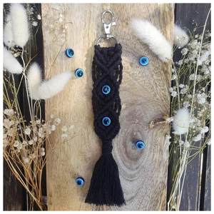 Böhmischer Wandbehang mit schwarzen Quasten und blauen Augen auf Holzgrund
