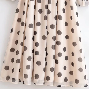 Robe longue française à pois et manches bouffantes en mousseline beige au drapé fluide