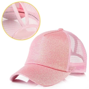 Dettaglio dell'apertura per la coda di cavallo su questo berretto rosa glitterato da donna
